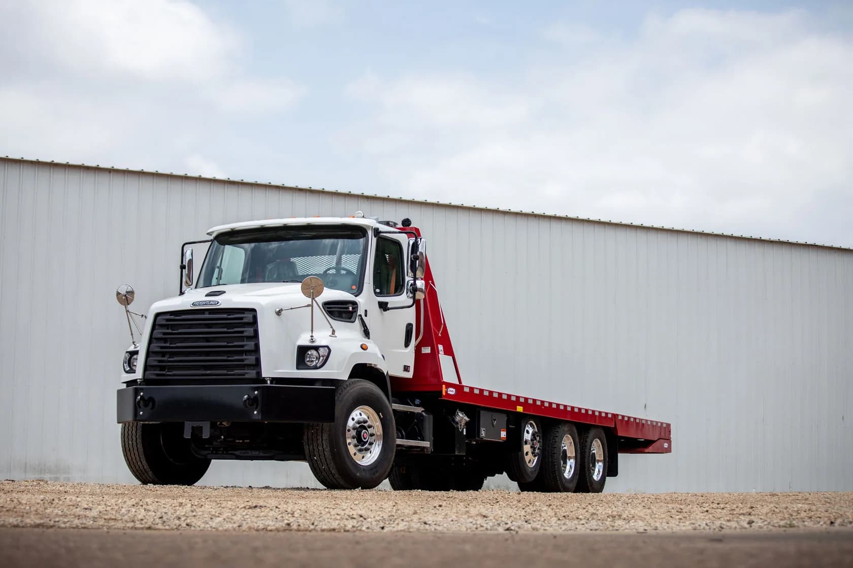 Ledwell HydraTail tandem flatbed with hydraulic tail and pusher axle