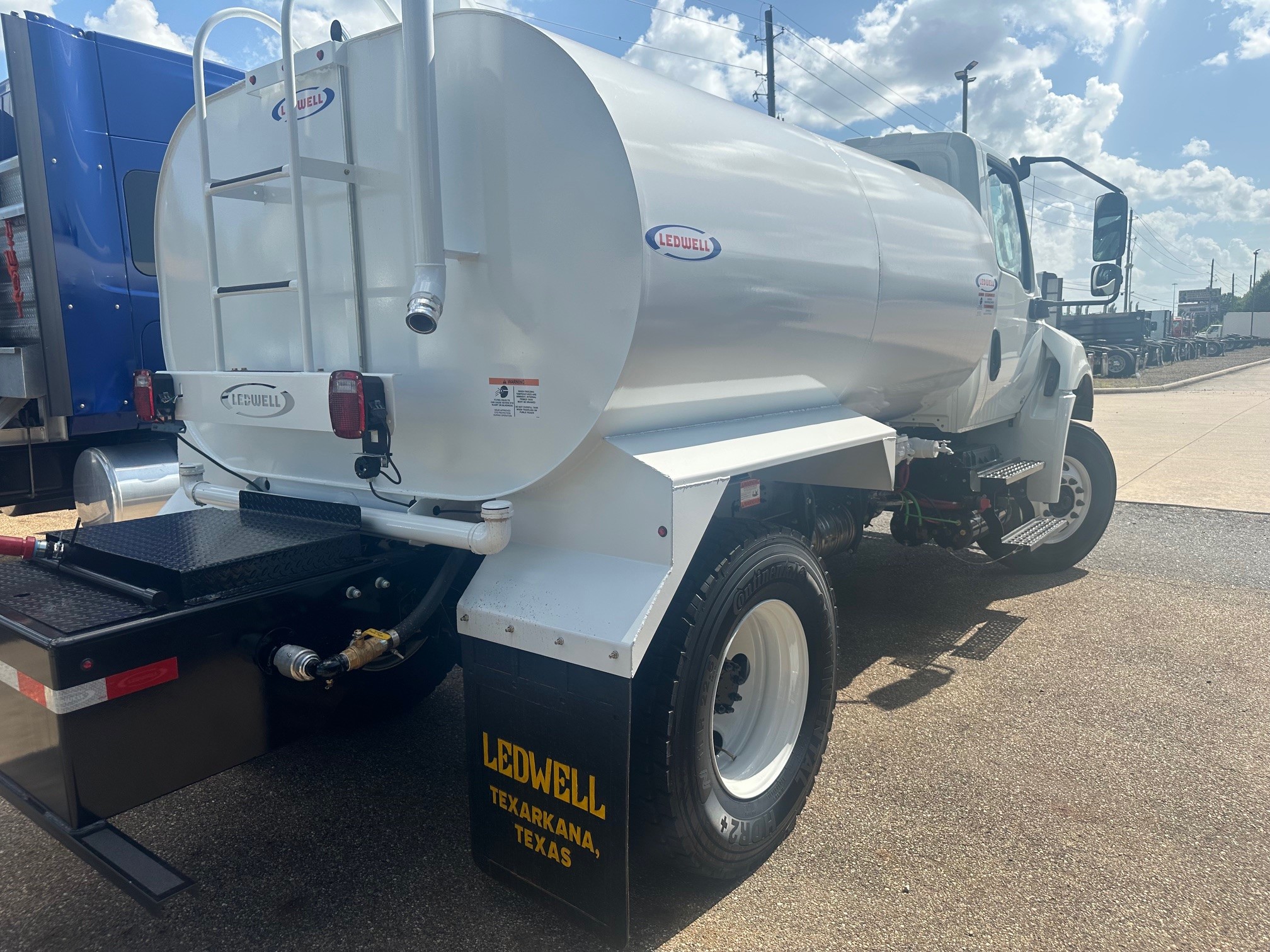 2026 INTERNATIONAL MV607 WATER TRUCK TS524944 - image 3 of 6