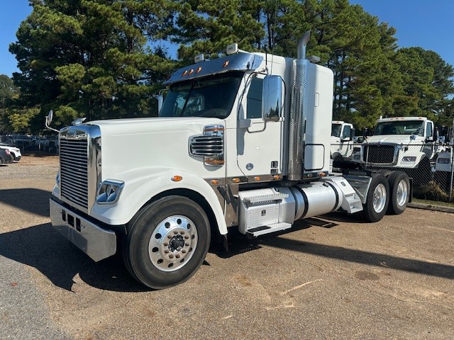 2022 FREIGHTLINER CORONADO 122 SD - image 1 of 6