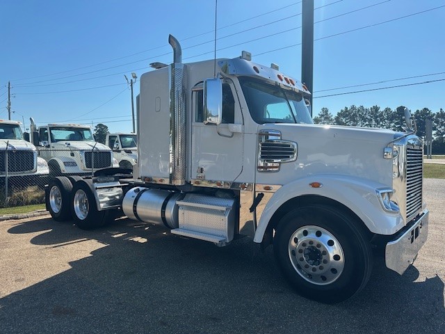 2022 FREIGHTLINER CORONADO 122 SD - image 3 of 6