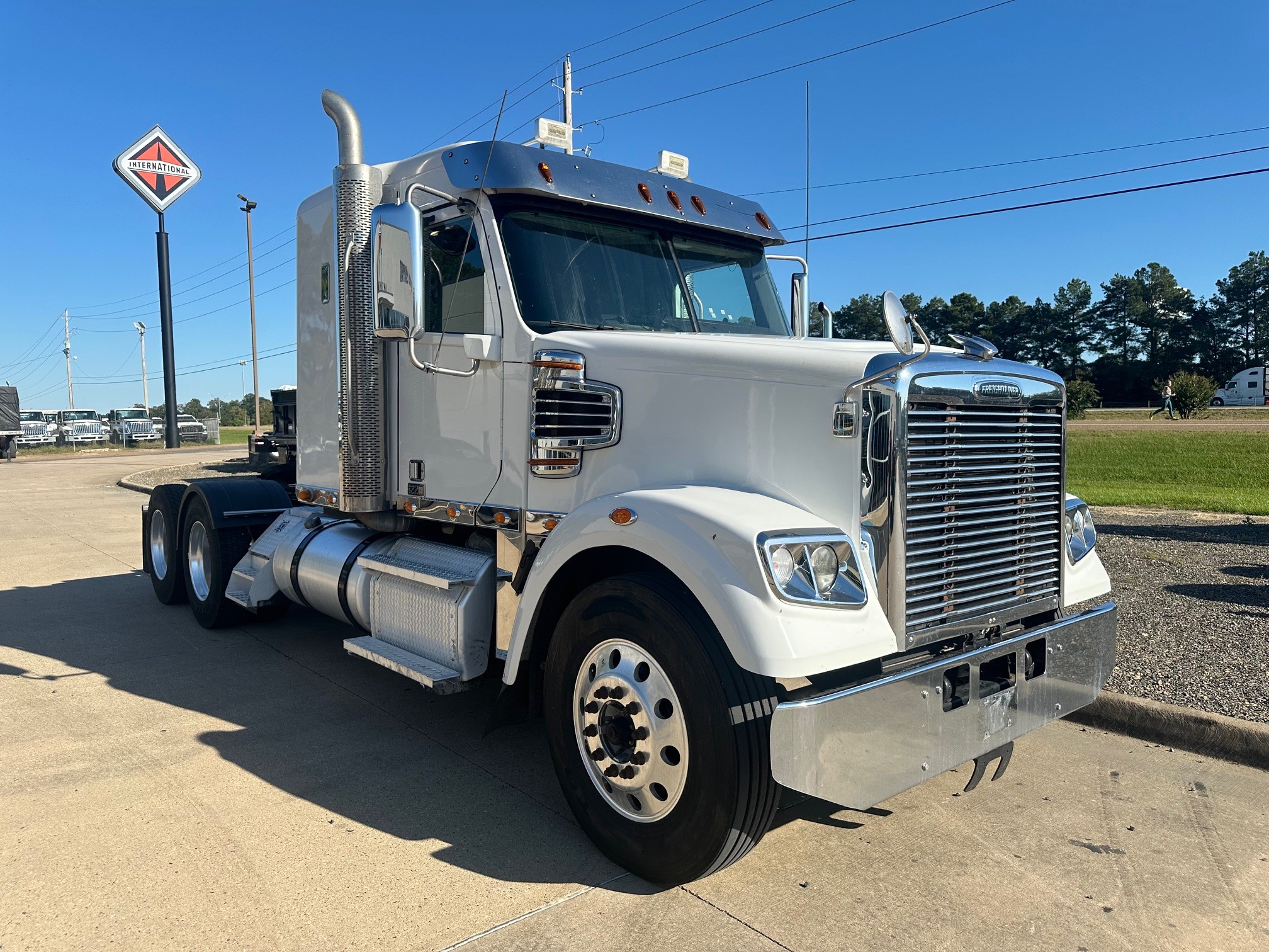 2022 FREIGHTLINER CORONADO 122 SD - image 2 of 6