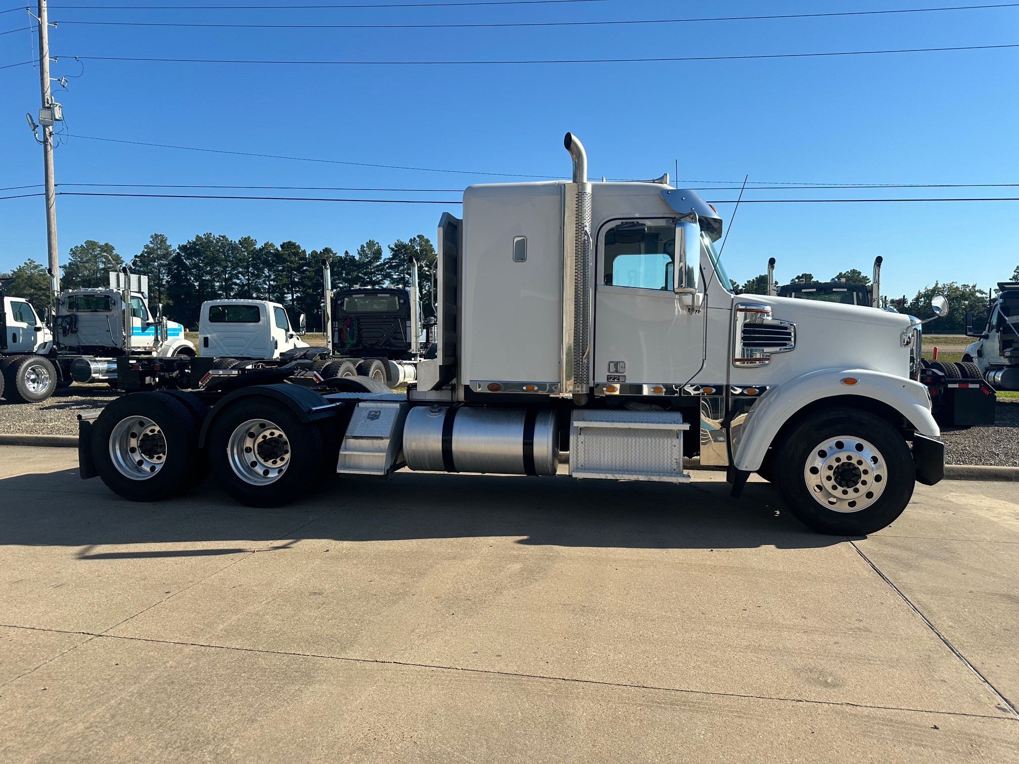 2022 FREIGHTLINER CORONADO 122 SD - image 3 of 6