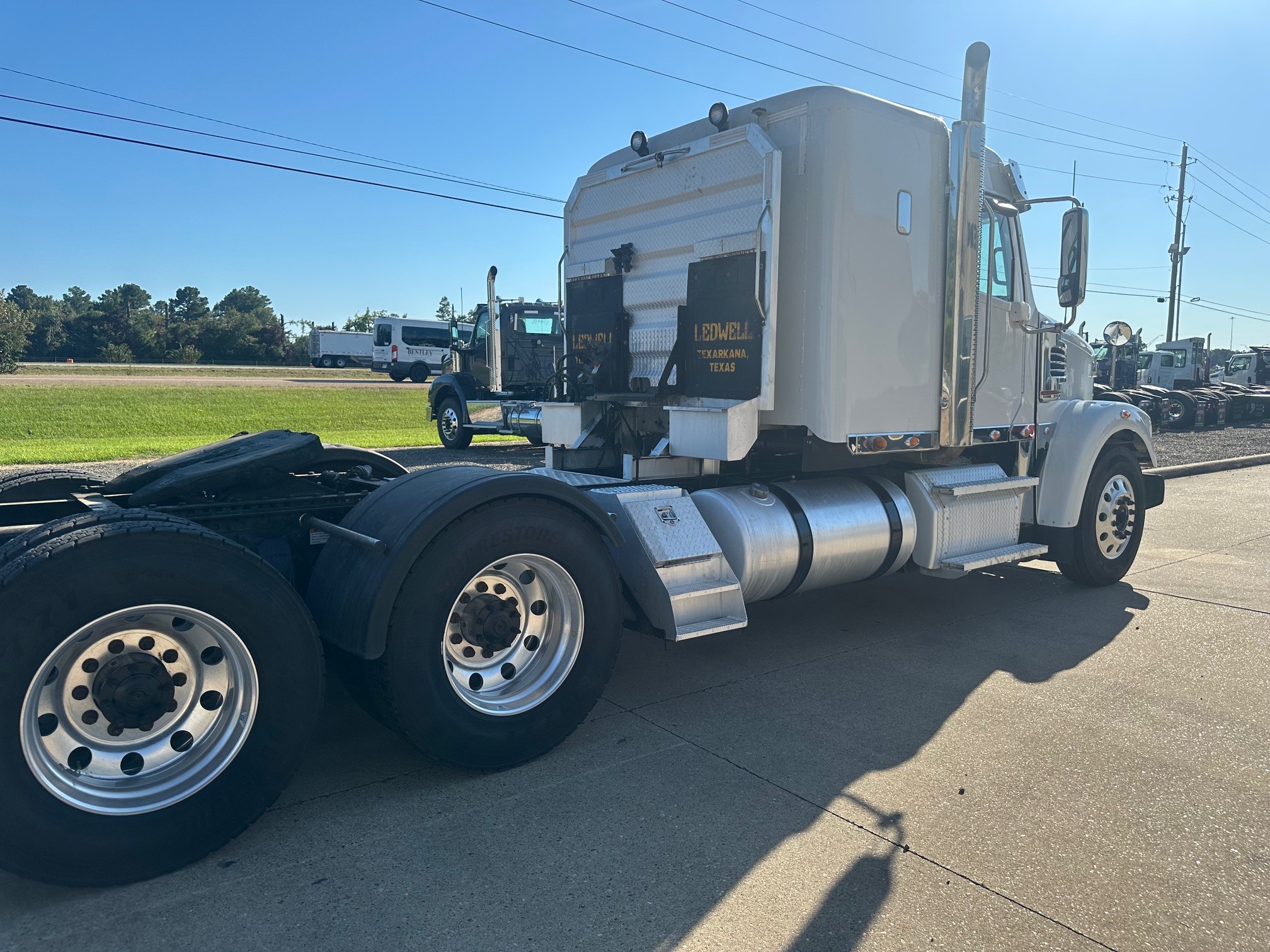 2022 FREIGHTLINER CORONADO 122 SD - image 4 of 6